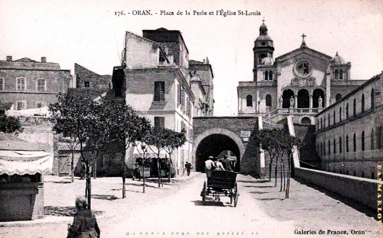 Oran - Place de la Perle et Eglise Saint-Louis.jpg